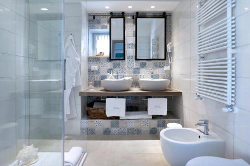 łazienka z 2 umywalkami i lustrem w obiekcie Dimora Marinucci w mieście Termoli