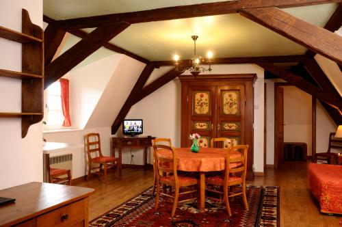 Телевизор и/или развлекательный центр в La Cour du Bailli Suites & Spa