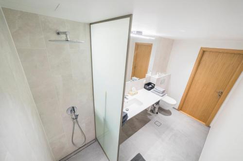 bagno con doccia, lavandino e servizi igienici di Modern Luxury Apartment in City Centre a Tallinn