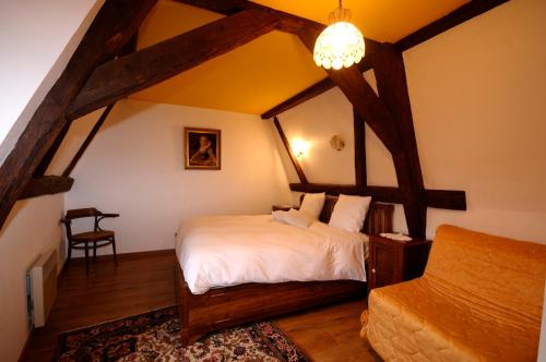 Postelja oz. postelje v sobi nastanitve La Cour du Bailli Suites & Spa