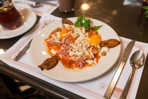 ホテルの敷地内または近くでの食事または食べ物