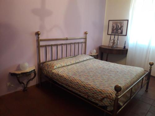 um quarto com uma cama e uma janela em A Casa Di Tuccio em Viagrande