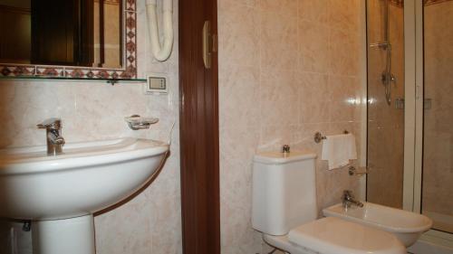 uma casa de banho com um lavatório e um WC em Hotel Gresi em Catânia