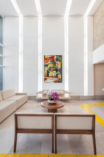 Ruang duduk di Ramada by Wyndham Macae Hotel & Suites