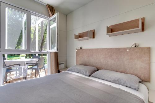 Camping Fusina tesisinde bir odada yatak veya yataklar