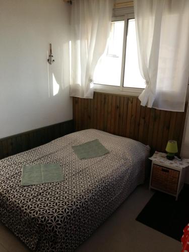 サン・シプリアンにあるRésidence IBISのベッドルーム1室(窓の前にベッド1台付)