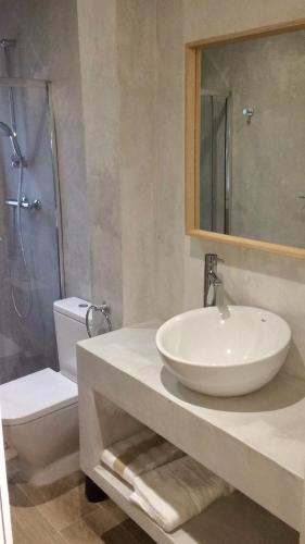 a bathroom with a sink and a shower and a toilet at Calella golfet sobremar in Calella de Palafrugell