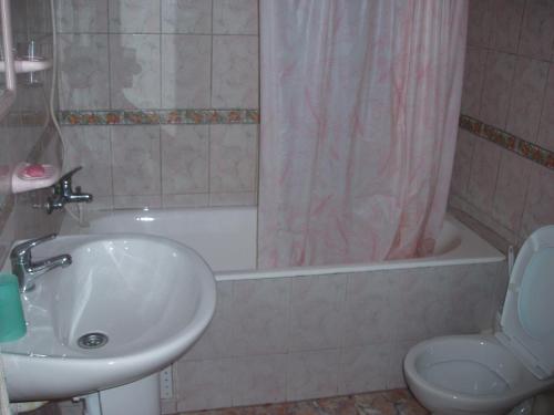 een badkamer met een wastafel, een toilet en een bad bij Appartement Palm Beach in Mohammedia