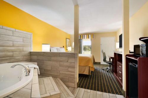 Phòng tắm tại Travelodge by Wyndham Unadilla - Perry Near I-75