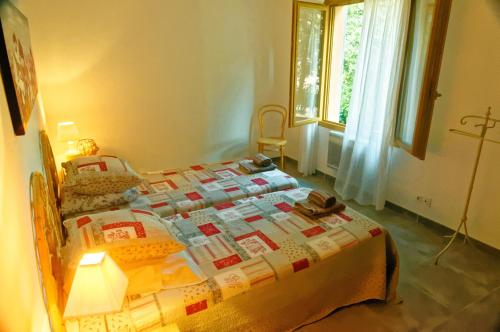 - une chambre avec un lit doté d'une couette dans l'établissement La Rousse, à Roussillon