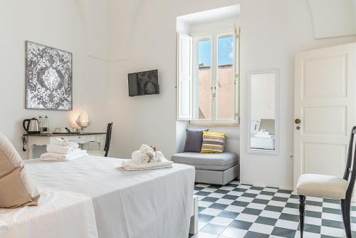 FellineにあるDi Lorenzi Albergo Diffusoの白い部屋(ベッド1台、椅子付)