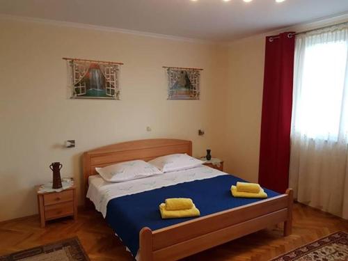 - une chambre avec un lit et 2 serviettes jaunes dans l'établissement Torac, à Kaštela