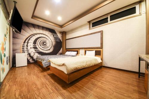 A bed or beds in a room at Q Hotel Yongin