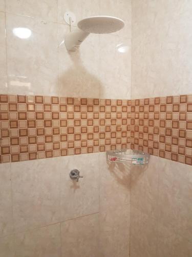 W łazience znajduje się prysznic ze szklanymi drzwiami. w obiekcie Mara Frontier Hotel w mieście Narok