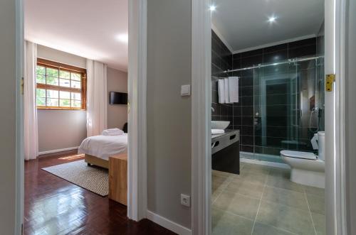 W łazience znajduje się umywalka i prysznic. w obiekcie Le Jardin Lisbon w Lizbonie
