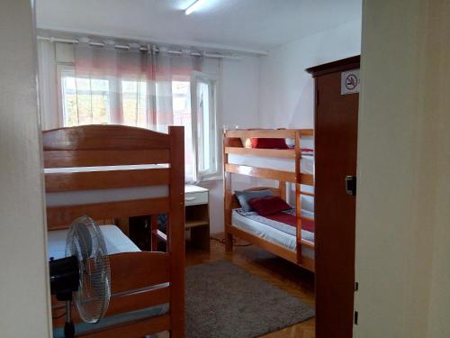 Ένα ή περισσότερα κρεβάτια σε δωμάτιο στο The Most Central Skopje Apartment