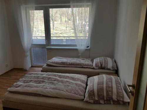 Ένα ή περισσότερα κρεβάτια σε δωμάτιο στο NEWLY BUILT APARTMENT 5 WITH BALCONY NEAR CENTER