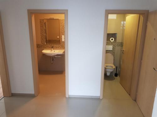 Ένα μπάνιο στο NEWLY BUILT APARTMENT 5 WITH BALCONY NEAR CENTER