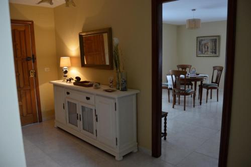 龐特維德拉的住宿－Casa Samieira，厨房以及带桌椅的用餐室。