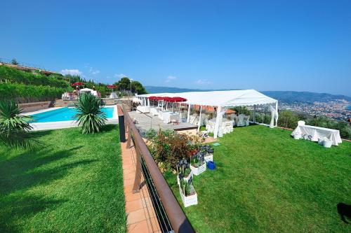 O vedere a piscinei de la sau din apropiere de Poggio dei Gorleri