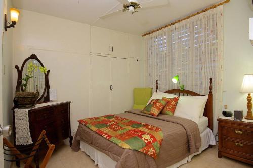Un pat sau paturi într-o cameră la Kingston Cottage