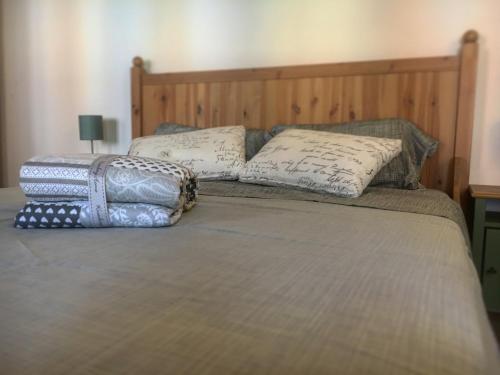 - un lit avec 2 oreillers dans l'établissement La Maison di Ale, à Pieve di Cento