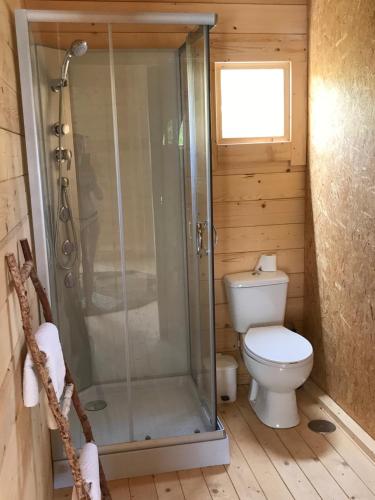 y baño con aseo y ducha acristalada. en Casas de Maderas Wooden Cabin, en El Puerto de Santa María