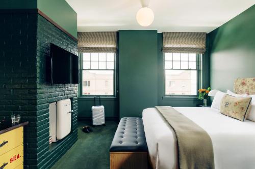 um quarto com uma cama e uma parede de tijolos em Palihotel Seattle em Seattle