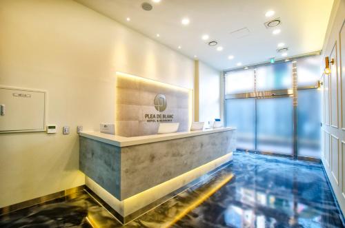 una hall con un acquario sul pavimento di Plea De Blanc Hotel & Residence a Busan