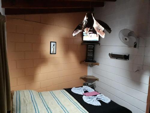 a bedroom with a bed and a tv on the wall at Complejo Sierras in Villa Parque Siquiman