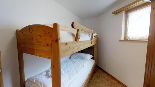 two bunk beds in a room with a window at Prüveda A0.1 in Silvaplana
