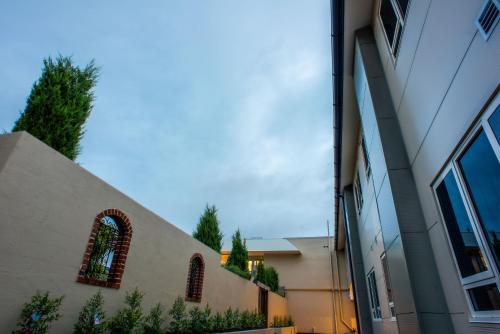 a side view of a building next to a building at Lithgow Workies Club Motel in Lithgow
