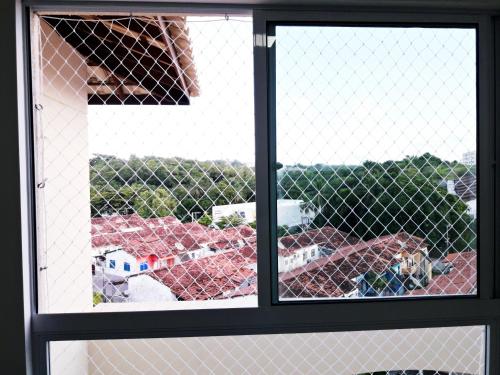 a window with a view of a roof at Apartamento Ilhéus - Vog Sul in Ilhéus
