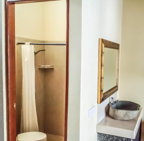 een badkamer met een wastafel en een toilet bij Arsuma Guest House in Gianyar