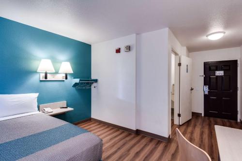 Postel nebo postele na pokoji v ubytování Motel 6-Spokane, WA - West