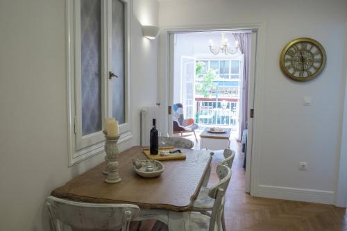 een eetkamer met een tafel met een kaars erop bij Elegant 2BD Apartment in the heart of Athens in Athene