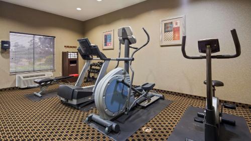 Pusat kecergasan dan/atau kemudahan kecergasan di Best Western Plus Goodman Inn & Suites