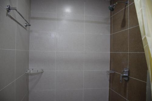 baño con ducha y puerta de cristal en Hotel Christo's en Velānganni