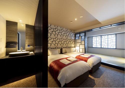 sypialnia z łóżkiem i umywalką w pokoju w obiekcie Hotel Rosso Karuizawa w mieście Karuizawa