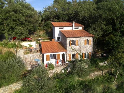 une vue aérienne sur une maison arborée dans l'établissement The House In The Green affitta camere, à Casarza Ligure