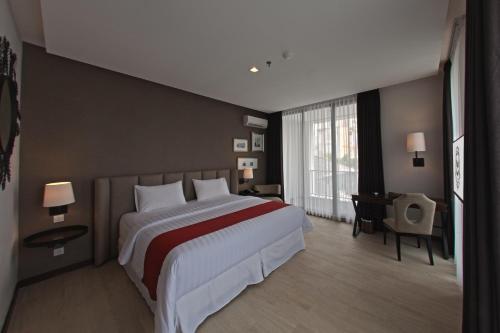 Postel nebo postele na pokoji v ubytování Royal Padjadjaran Hotel