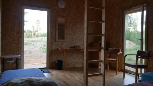 1 dormitorio con cama, estante de libros y ventana en Metsjärve kämping, en Puskaru