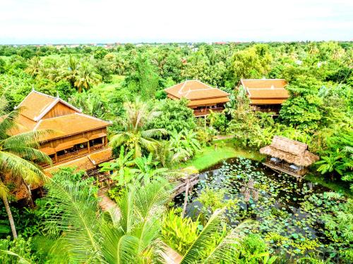 - une vue aérienne sur un complexe dans la jungle dans l'établissement Maisons Wat Kor, à Battambang