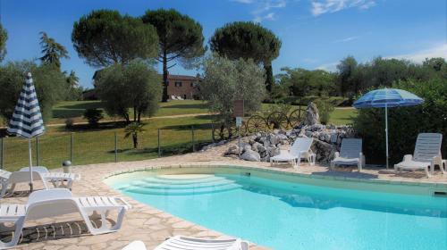 Bazén v ubytování Agriturismo La Grotta Di Montecchino nebo v jeho okolí