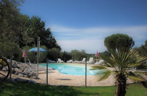 Bazén v ubytování Agriturismo La Grotta Di Montecchino nebo v jeho okolí
