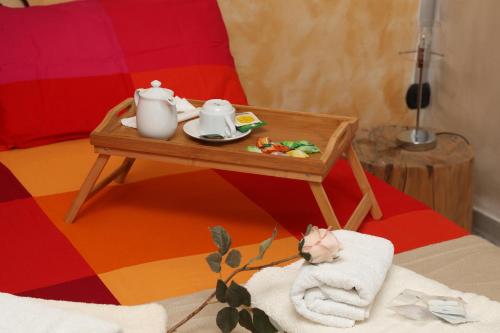 uma bandeja com um conjunto de chá numa cama em Viale Italia 41: I migliori anni em Sassari