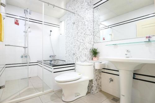 e bagno con servizi igienici, lavandino e doccia. di Nice Comfortable Homestay a Città di Taitung