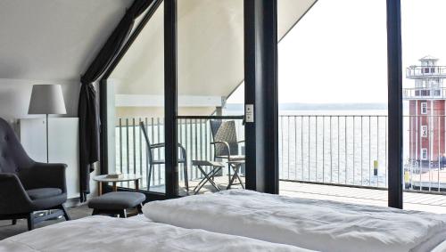 a bedroom with a bed and a view of a balcony at Weisses Haus Plau in Plau am See