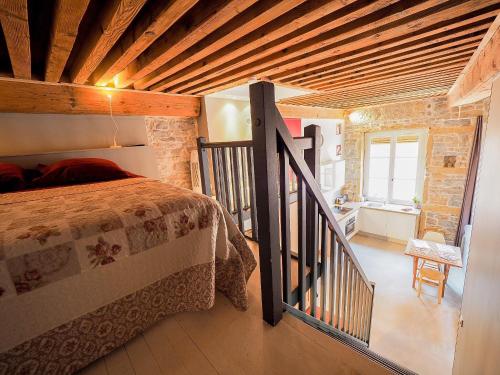 um quarto com uma cama e uma escada num quarto em La Nuit Saint Georges em Lyon