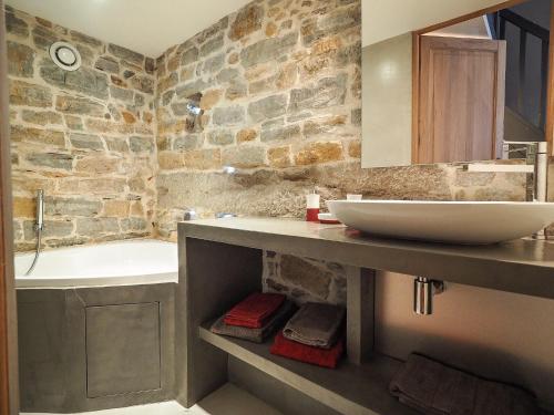 La salle de bains est pourvue d'un lavabo et d'une baignoire. dans l'établissement La Nuit Saint Georges, à Lyon